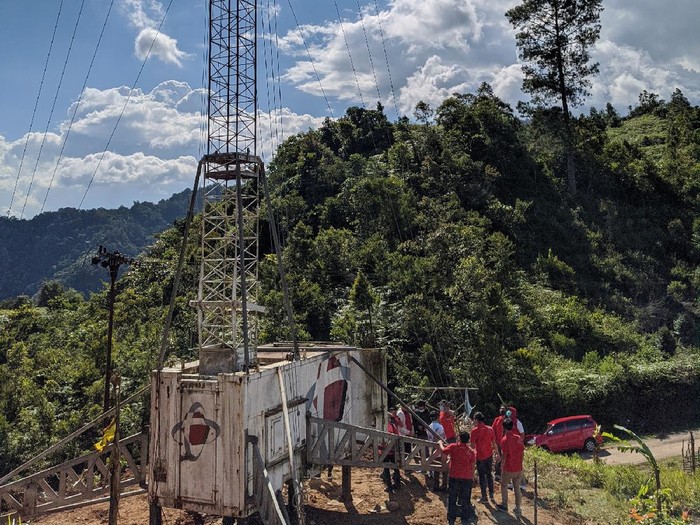 Telkomsel menghadirkan infrastruktur telekomunikasi berupa Compact Mobile BTS (Combat) untuk memudahkan aktivitas pembelajaran jarak jauh di Desa Pasiah Laweh, Kecamatan Palupuh, Kabupaten Agam, Sumatera Barat.