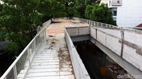 Lantai Teras Cihampelas yang membentang sepanjang 250 meter juga terlihat kotor.