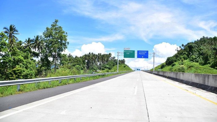 Jalan Tol Manado-Bitung ruas Manado-Danowudu sepanjang 26 km telah diresmikan Presiden Joko Widodo secara virtual di Istana Kepresidenan Bogor pada Selasa (29/9/2020) lalu. Tol tersebut meliuk di antara bukit di Sulawesi Utara.