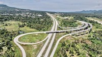 Nantinya, setelah jalan tol ini seluruhnya rampung maka akan memangkas waktu tempuh Manado-Bitung dari rata-rata 1,5 jam menjadi setengah jam saja. Jalan Tol Manado-Bitung juga direncanakan akan terintegrasi dengan kawasan industri dan pariwisata serta memangkas biaya logistik dari Pelabuhan Bitung. Dok. Kementerian PUPR  