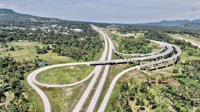 Tol Pertama di Sulut Meliuk di Antara Bukit Jalan Tol Manado-Bitung ruas Manado-Danowudu sepanjang 26 km telah diresmikan Presiden Joko Widodo secara virtual di Istana Kepresidenan Bogor pada Selasa (29/9/2020) lalu. Tol tersebut meliuk di antara bukit di Sulawesi Utara.