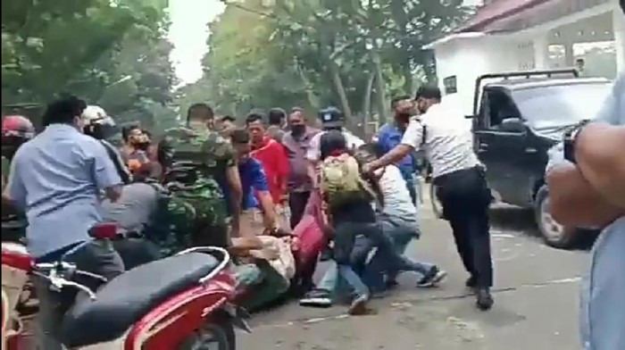 Video viral personel TNI masuk kampus Unimed (Screenshot video)