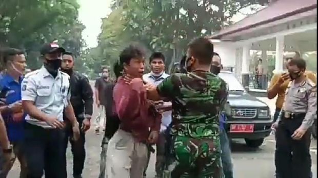 Video viral personel TNI masuk kampus Unimed (Screenshot video)
