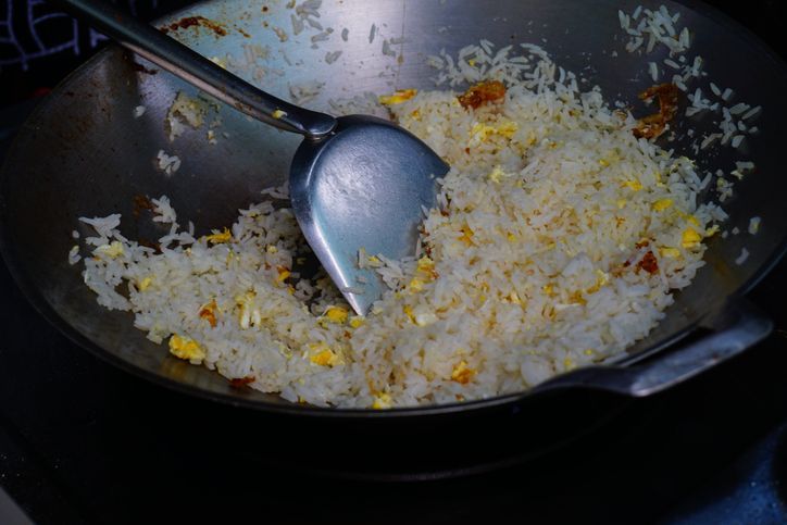 Tak Perlu Ngaduk, Wajan Nasi Goreng Ini Bisa Goyang Otomatis