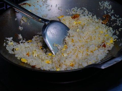 Tak Perlu Ngaduk, Wajan Nasi Goreng Ini Bisa Goyang Otomatis