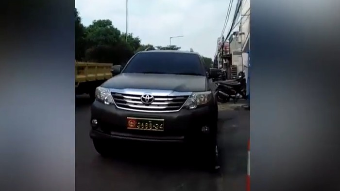 Viral sebuah video yang menampilkan warga sipil mengaku TNI menggunakan mobil dinas. Pihak Pusat Polisi Militer Angkatan Darat (Puspomad) langsung turun tangan.
