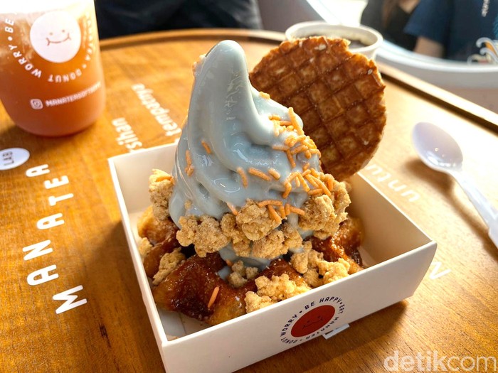 Manatea Ngemil Waffle Plus Es Krim Seasalt Hojicha Di Kafe Instagrammable