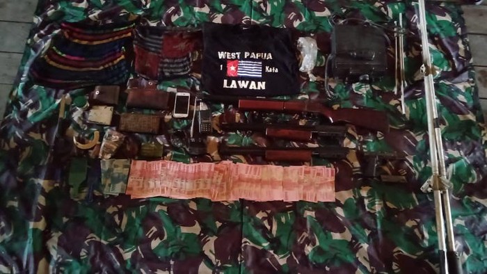 Seorang KKSB anak buah Egianus Kogoya tewas usai kontak tembak dengan pasukan TNI di Nduga. Sejumlah barang bukti disita.