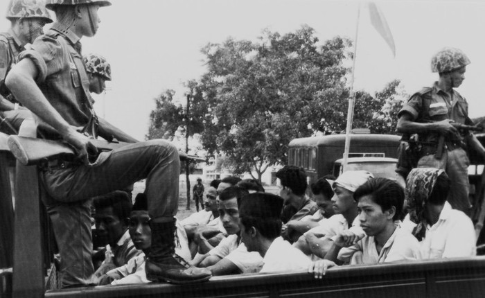 30 Oktober 1965, Pemuda Rakjat (organisasi sayap PKI)  ditahan tentara. (AP Photo/File)