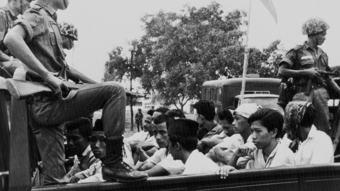 30 Oktober 1965, Pemuda Rakjat (organisasi sayap PKI)  ditahan tentara. (AP Photo/File)