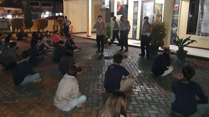 33 remaja yang diamankan polisi saat Operasi Yustisi di vila kawasan Ciampea, Kabupaten Bogor, Sabtu (3/9) malam (DOK ISTIMEWA)
