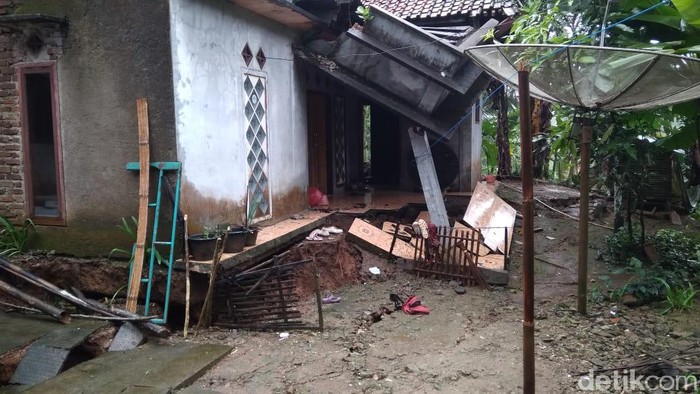4 rumah rusak dan belasan warga Kuningan mengungsi akibat pergerakan tanah