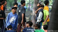 Mereka berkerumun dan mengabaikan protokol kesehatan.