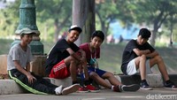 Mereka tidak menjaga jarak dan tidak memakai masker.