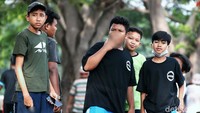 Beberapa di antara mereka bahkan ada yang merokok.