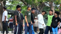 Kawasan tersebut dijaga oleh petugas. Namun keberadaan mereka dengan berkerumun tidak memakai masker dan mengisap rokok dibiarkan saja.