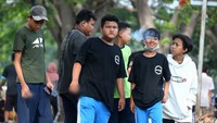 Sejumlah anak berkerumun di kawasan Banjir Kanal Timur (BKT), Jakarta Timur, Minggu (04/10/2020).