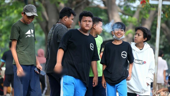 Warga masih banyak yang mengabaikan protokol kesehatan saat PSBB ketat di Jakarta. Seperti anak-anak ini saat berkumpul di BKT.