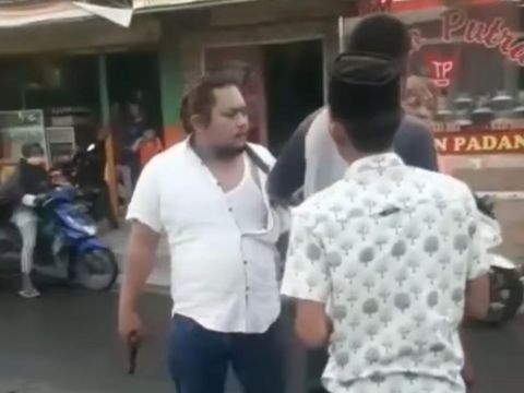 Aksi pria koboi di Bekasi, Sabtu (3/10/2020), menenteng air softgun sambil mengajak juru parkir berkelahi.