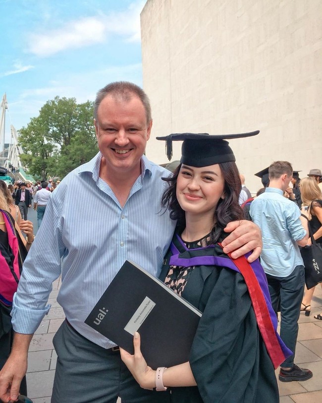 Beginilah kebersamaan Kimberly Ryder bersama sang ayah, Nigel Ryder. Keduanya terlihat sangat mirip ya? Foto: Instagram