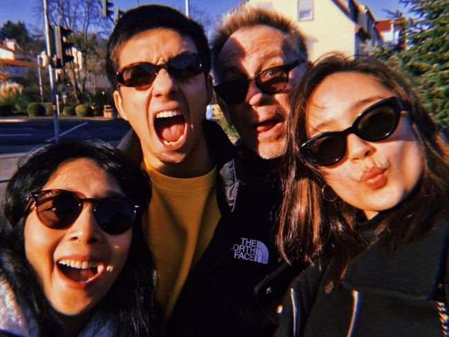 Memiliki darah Jerman dari sang ayah, Joachim Hartman, ini potret Tatjana Saphira bersama ayah dan keluarganya. Terlihat kompak banget ya? Foto: Instagram