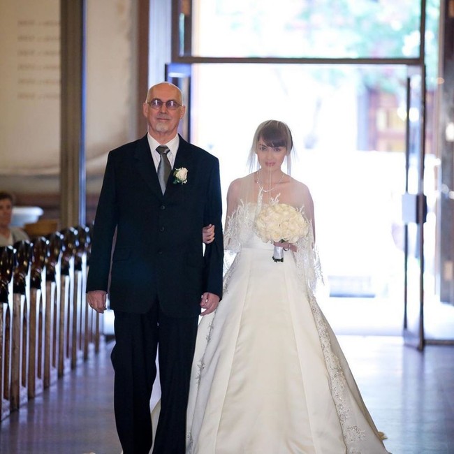 Momen sakral Rianti Cartwright di hari pernikahannya sambil didampingi oleh sang ayah tercinta. Foto: Instagram