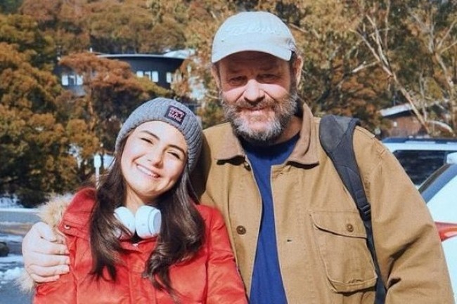 Amanda Rawles terlihat sangat bahagia berfoto bersama sang ayah, Shane Rawles yang berasal dari Australia. Foto: Instagram
