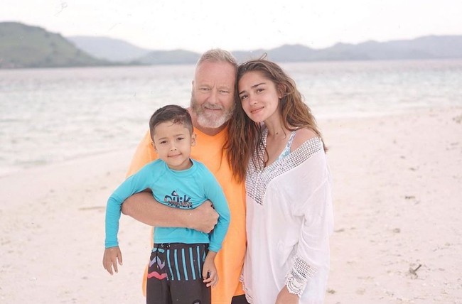 Yasmine Wildblood memiliki darah Inggris dari sang ayah. Ini saat mereka tengah berfoto bersama. Bagaimana menurutmu, Yasmin terlihat mirip dengan sang ayah, Michael Wildblood tidak? Foto: Instagram