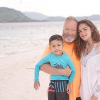 Yasmine Wildblood memiliki darah Inggris dari sang ayah. Ini saat mereka tengah berfoto bersama. Bagaimana menurutmu, Yasmin terlihat mirip dengan sang ayah, Michael Wildblood tidak? Foto: Instagram