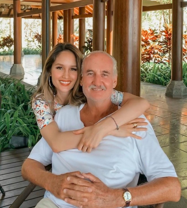 Cinta Laura Kiehl tampak sering membagikan kebersamaan bersama ibu dan ayahnya. Ini adalah salah satu foto kebersamaannya dengan sang ayah, Michael Kiehl yang berasal dari Jerman. Foto: Instagram