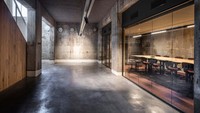 Kantor ini lengkap dengan fasilitas penunjangnya termasuk ruang rapat. Istimewa/Dezeen.