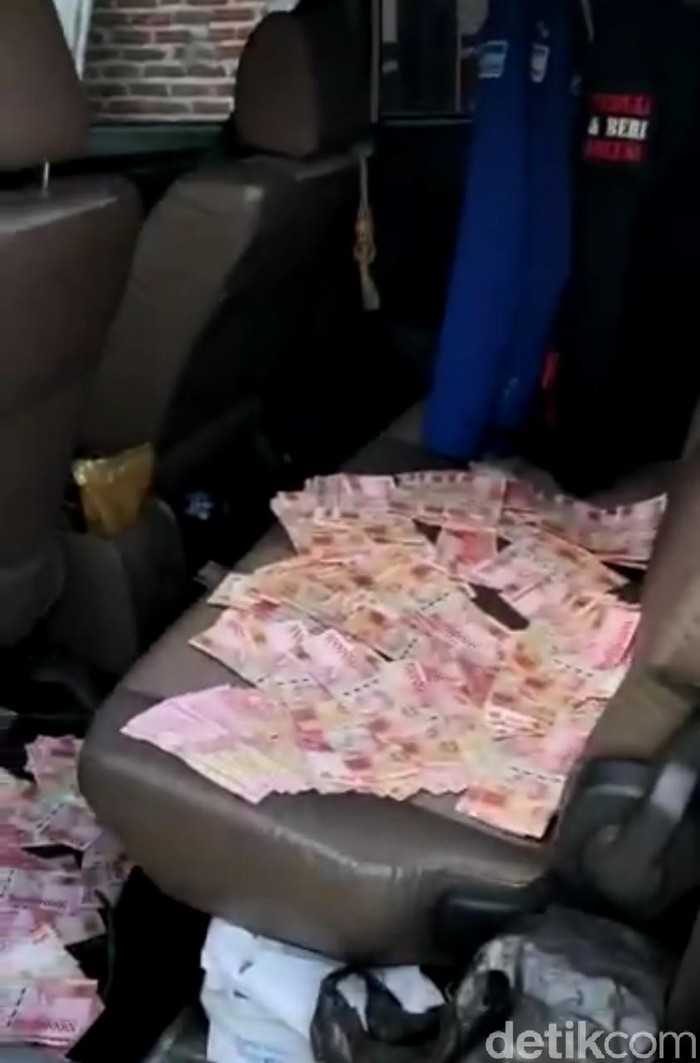 Beredar Video Tumpukan Uang di Mobil Tim Pemenangan Paslon Pilbup Mojokerto