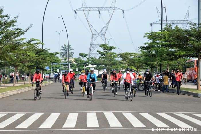 Menteri Perhubungan Budi Karya Sumadi saat menghadiri Sosialisasi Pesepeda di Jalan dan Gerakan Peduli Kesehatan 3M di BSD, Tangerang, Banten, Minggu (4/10/2020).