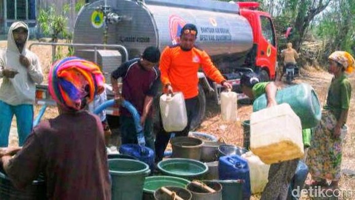 BPBD Bondowoso Mulai Dropping Air Bergiliran