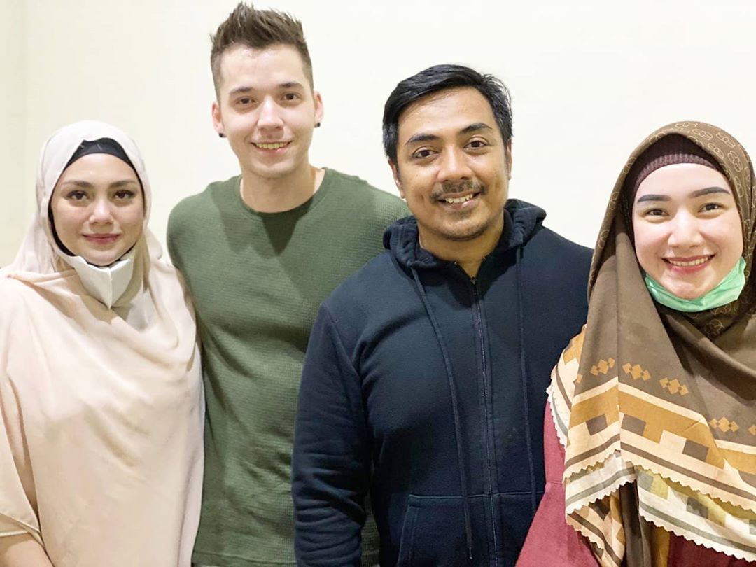 Celine Evangelista foto bareng Ustaz Riza Muhammad