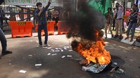 Sejumlah mahasiswa yang tergabung dalam Gerakan Massa Anti Korupsi (GEMAS) berunjuk rasa dengan membakar ban di depan Gedung DPRD Banten saat Peringatan 20 Tahun HUT Banten di Serang, Minggu (4/10/2020).