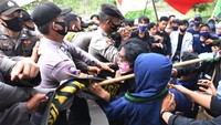 Sejumlah personel Pengendali Massa (Dalmas) Polda Banten berebut bambu dengan pengunjuk rasa saat akan menyita tiang bendera serta membubarkan aksi unjuk rasa usai Peringatan Hari Jadi Provinsi Banten ke-20 di Serang, Minggu (4/10/2020).