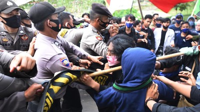 Demo di HUT Banten Berujung Ricuh