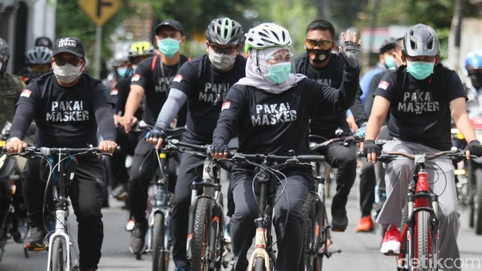 Di Tengah Gerimis, Gubernur Khofifah Gowes Sinergi Pemulihan Ekonomi