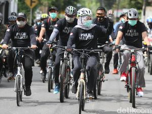 Gubernur Khofifah Nekat Gowes Bareng di Tengah Gerimis