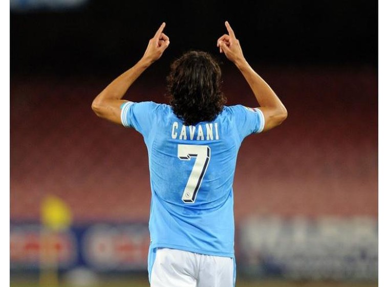 Edison Cavani dikabarkan ke Man United Menjelang penutupan bursa transfer musim panas, Edison Cavani dikabarkan ke Man United. Netizen pun meramaikan dengan mengedit Cavani berseragam Setan Merah.