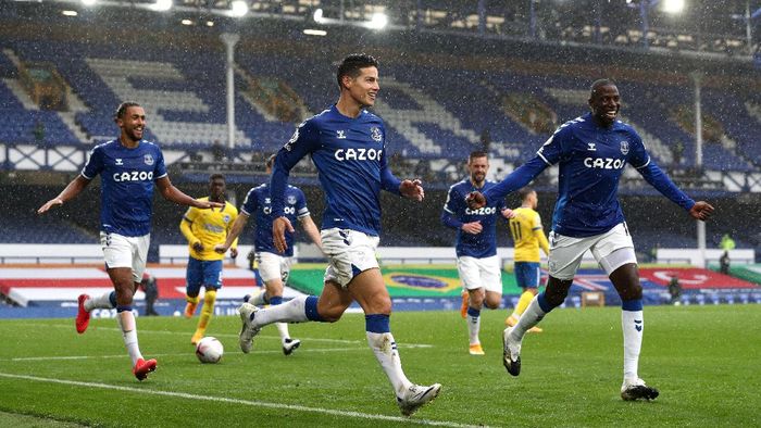 Everton LIVERPOOL, ENGLAND - OCTOBER 03: James Rodriguez of Everton celebrates after scoring his teams third goal during the Premier League match between Everton and Brighton & Hove Albion at Goodison Park on October 03, 2020 in Liverpool, England. Sporting stadiums around the UK remain under strict restrictions due to the Coronavirus Pandemic as Government social distancing laws prohibit fans inside venues resulting in games being played behind closed doors. (Photo by Jan Kruger/Getty Images)