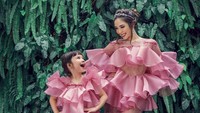 Salah satu yang jadi sorotan adalah saat Gisel dan Gempi melakukan photoshoot bersama Rio Motret. Dok. Instagram @riomotret, @gisel_la