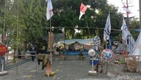 Mereka dulunya memasang berbagai poster dan spanduk. Namun, beberapa di antara mereka memilih ikhlas tidak dibayar. Kini tersisa 61 karyawan yang menunggu kejelasan nasib mereka dengan mendirikan tenda-tenda tersebut (Faiq Azmi/detikTravel)