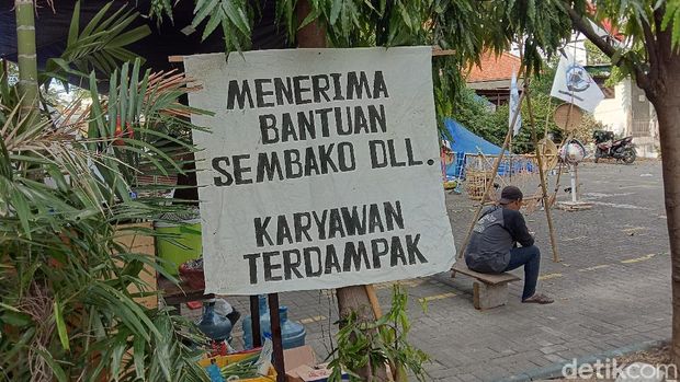 Hotel Garden Palace di Surabaya yang karyawannya belum digaj sejak April.