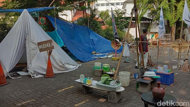 Hotel Garden Palace di Surabaya yang karyawannya belum digaj sejak April.