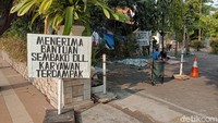 Puluhan karyawan Hotel Garden Palace Surabaya mengaku di-PHK secara sepihak oleh perusahaan. Mereka kini meminta kejelasan kepada pihak hotel dan juga berharap belas kasih dari pengunjung hotel juga donatur (Faiq Azmi/detikTravel)