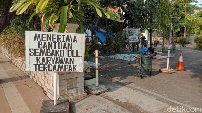 Hotel Garden Palace di Surabaya yang karyawannya belum digaj sejak April.