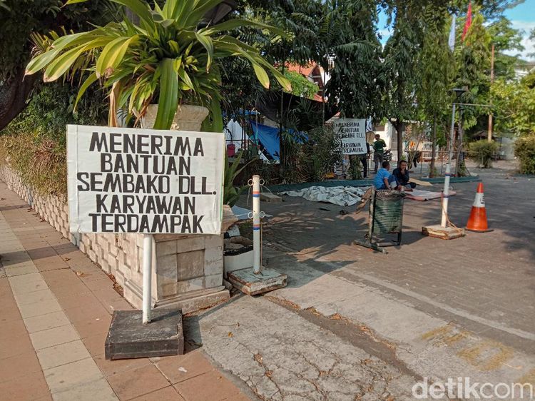 Potret Karyawan Hotel Garden Palace Surabaya yang Bertahan di Tenda
