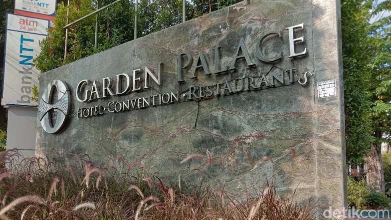 Hotel Garden Palace Hotel di Surabaya yang karyawannya minta bantuan sembako.